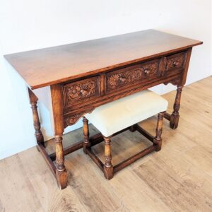 ビンテージデスクとスツール