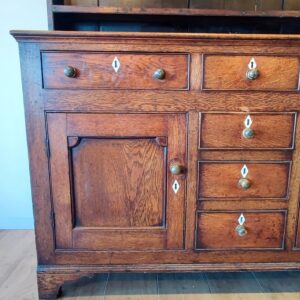 オークのアンティークドレッサーの下段アップと引き出し