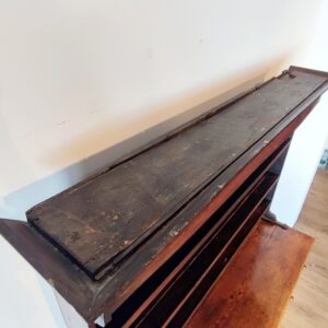 アンティークドレッサーの頭頂部分