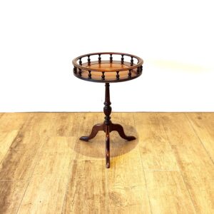 コンパクトなサイズのアンティークワインテーブル