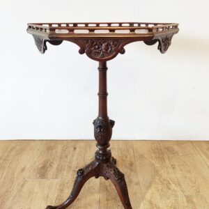 トリポッドの脚が素敵なアンティークワインテーブル