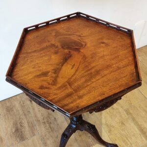 六角形のアンティークワインテーブル