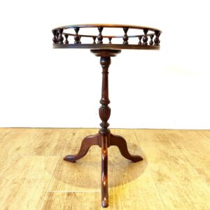 アンティークのワインテーブルのシルエット