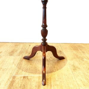 トリポッド脚が素敵なアンティークのワインテーブル