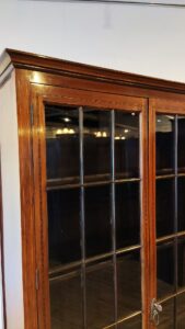 象嵌が美しいイギリスのアンティークのブックケース