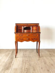 英国から届いたエレガントなビューロー