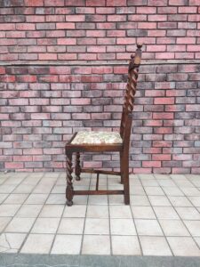 素朴なオークのダイニングチェア