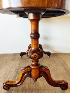 ウォルナットの木目が美しいアンティークデスク