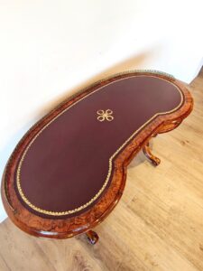 ウォルナット材のアンティーク書斎机