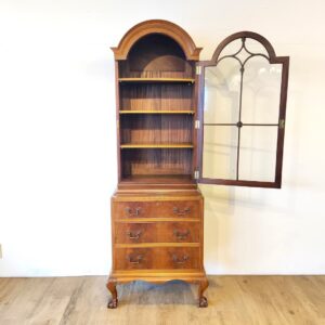 英国から到着した収納力のあるキャビネット