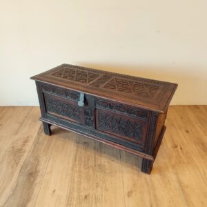 イギリスのジョージアン期に作られた収納コファー