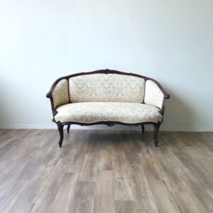 イギリスから届いたマホガニーの2人掛けフレンチソファ