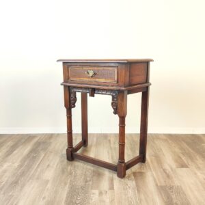 英国から到着したアンティークのサイドテーブル