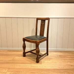 イギリスから到着したオークのダイニングチェア