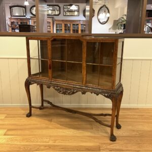 おしゃれなウォルナットのキュリオケース