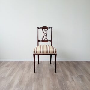 イギリスから届いたアンティークチェア