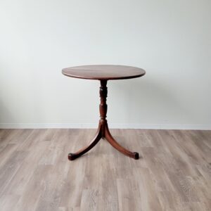 イギリスから到着したアンティークのラウンドテーブル