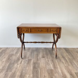 イギリスから届いたアンティークのテーブル