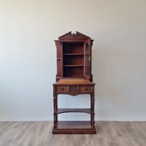 英国から届いたアンティークのキャビネット