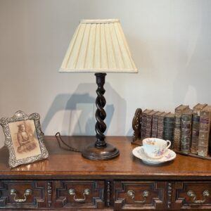 イギリスから到着したアンティークのテーブルランプ