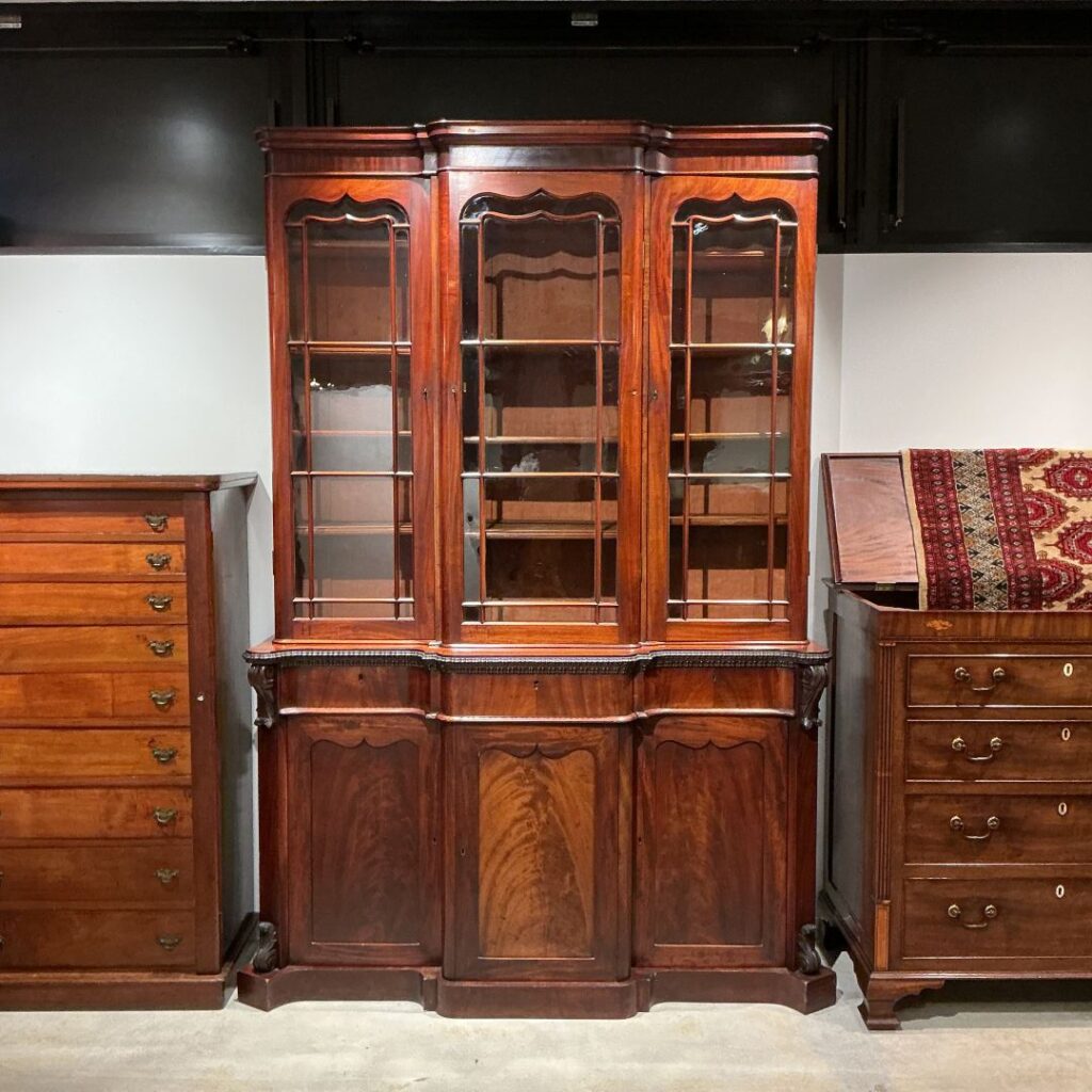 イギリスから到着したエレガントなアンティークブックケース