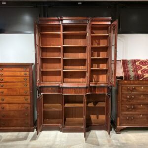 英国から届いたアンティークの本棚、食器棚