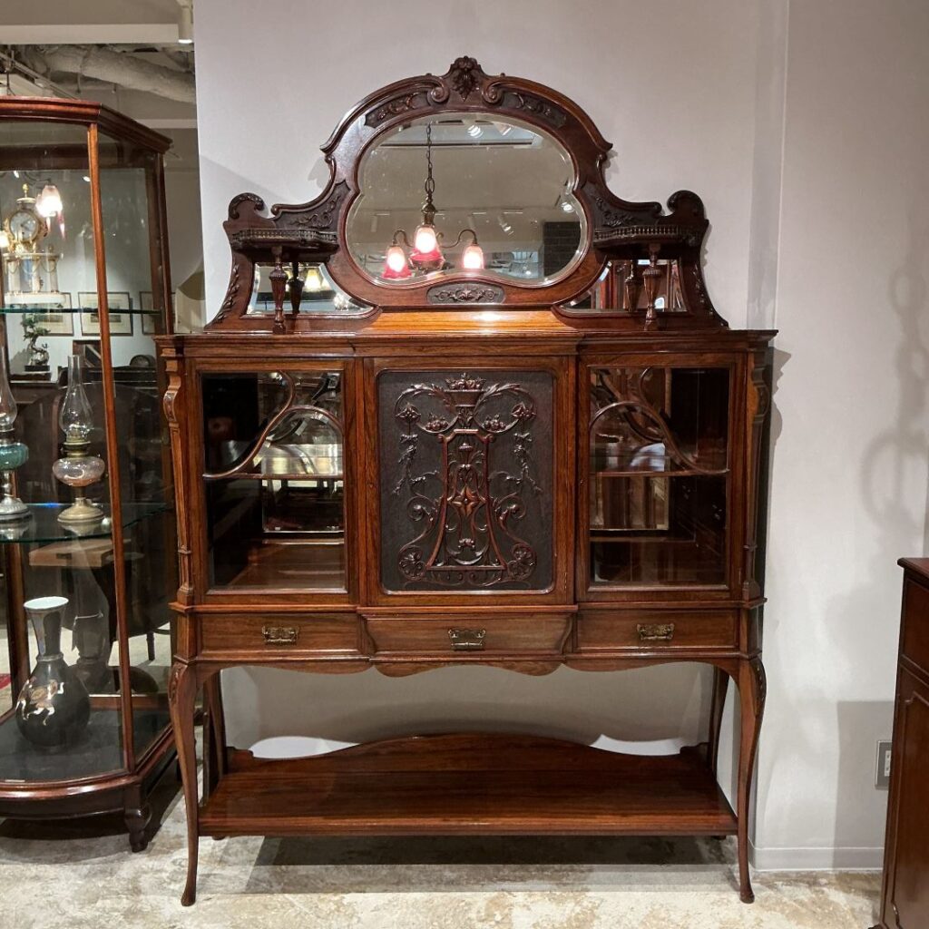 イギリスから到着したおしゃれなアンティークキャビネット