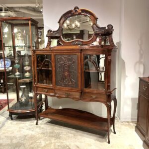 英国から届いたアンティークのディスプレイキャビネット