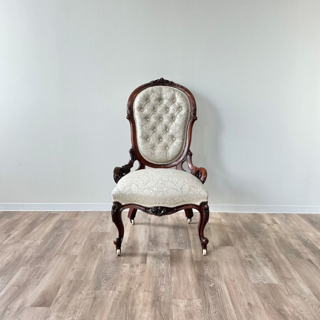 イギリスから届いたアンティークのナーシングチェア