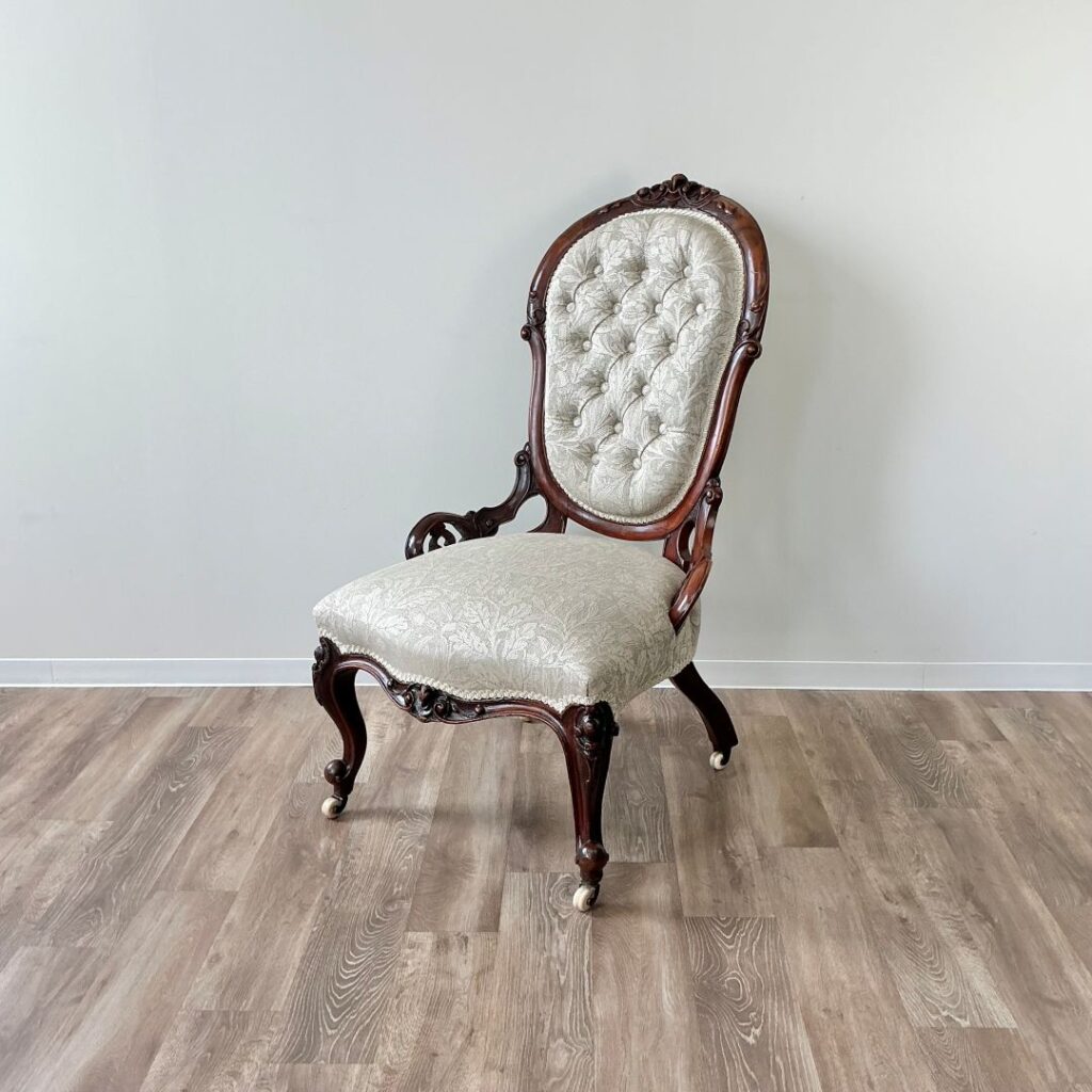 英国から到着したアンティークのチェア