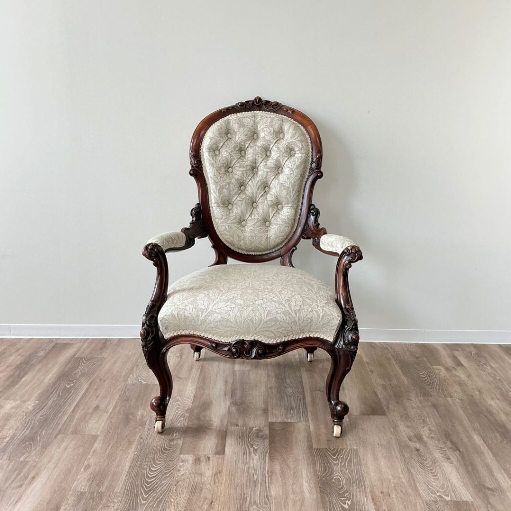 英国から到着したアンティークの肘掛チェア