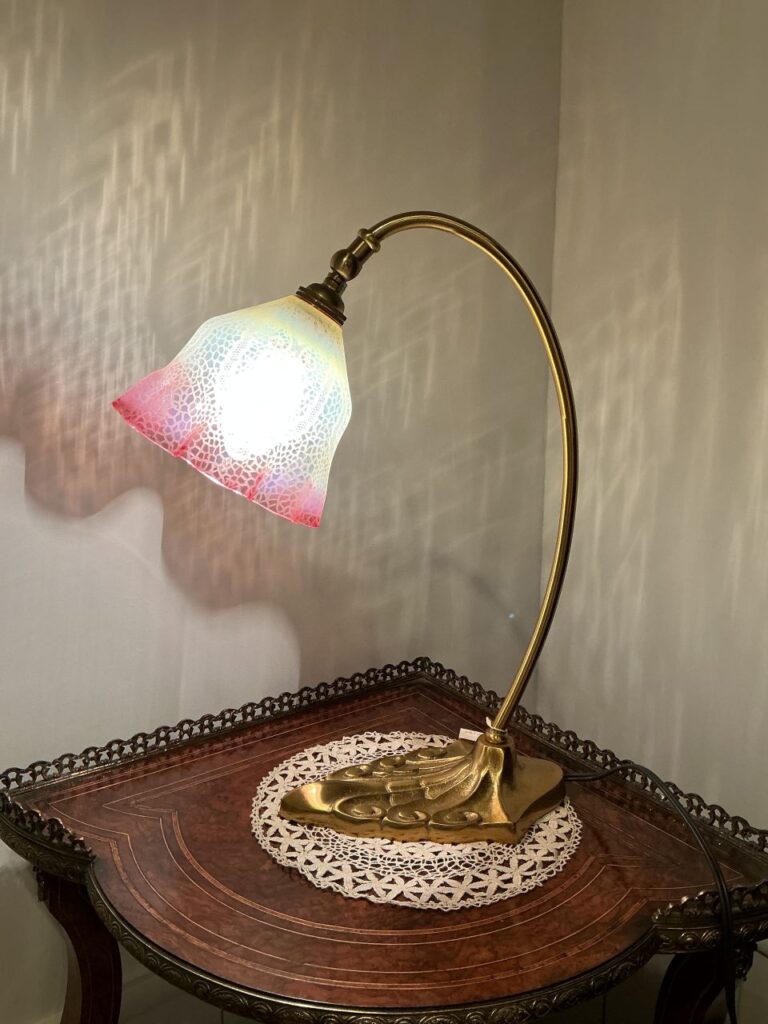 ヴァセリンガラスのアンティークテーブルランプ
