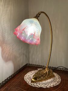 イギリスから届いたアンティークのヴァセリンガラス