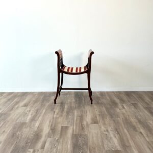 イギリスから到着したアンティークのスツール