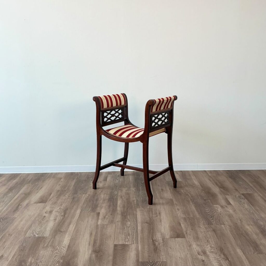 英国から届いたアンティークのチェア