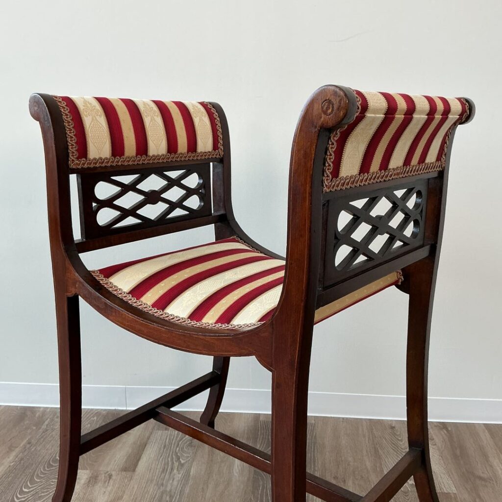 英国から届いたアンティークのスツール