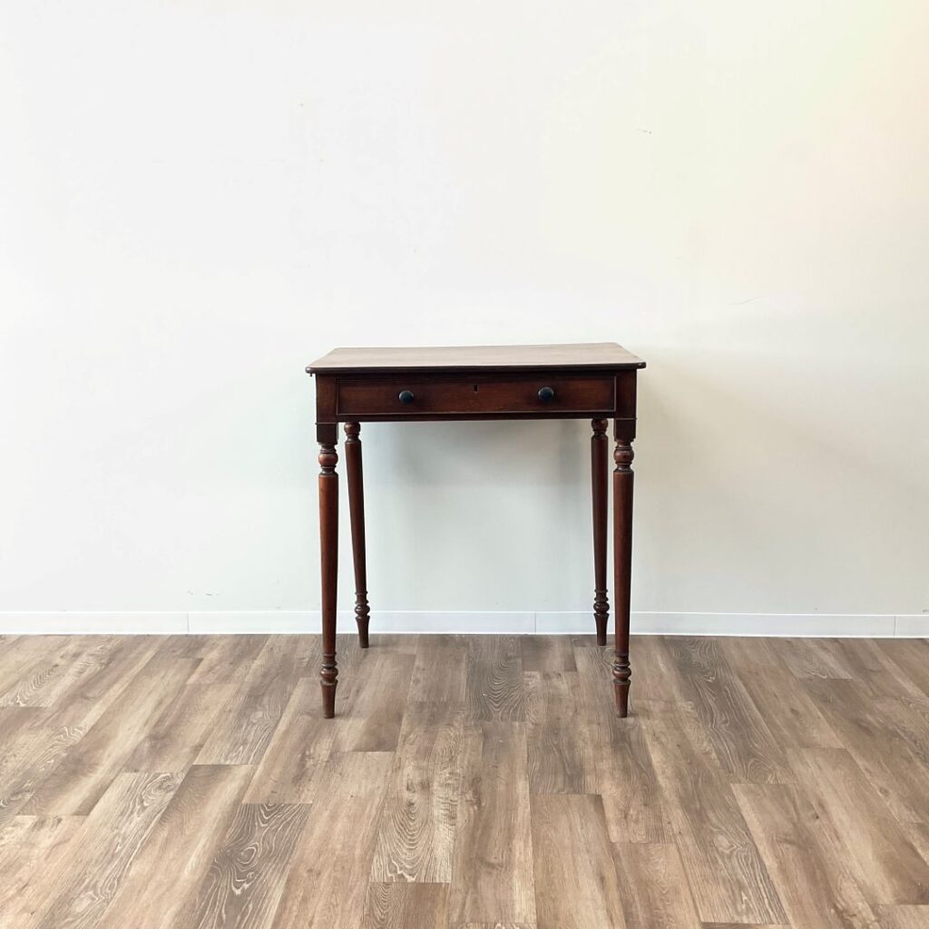 アンティークのマホガニーのサイドテーブル