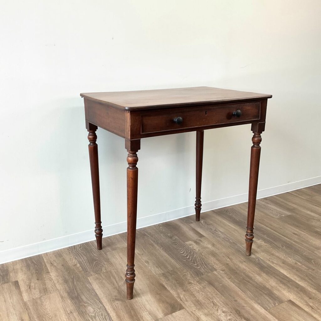 アンティークのホールテーブル