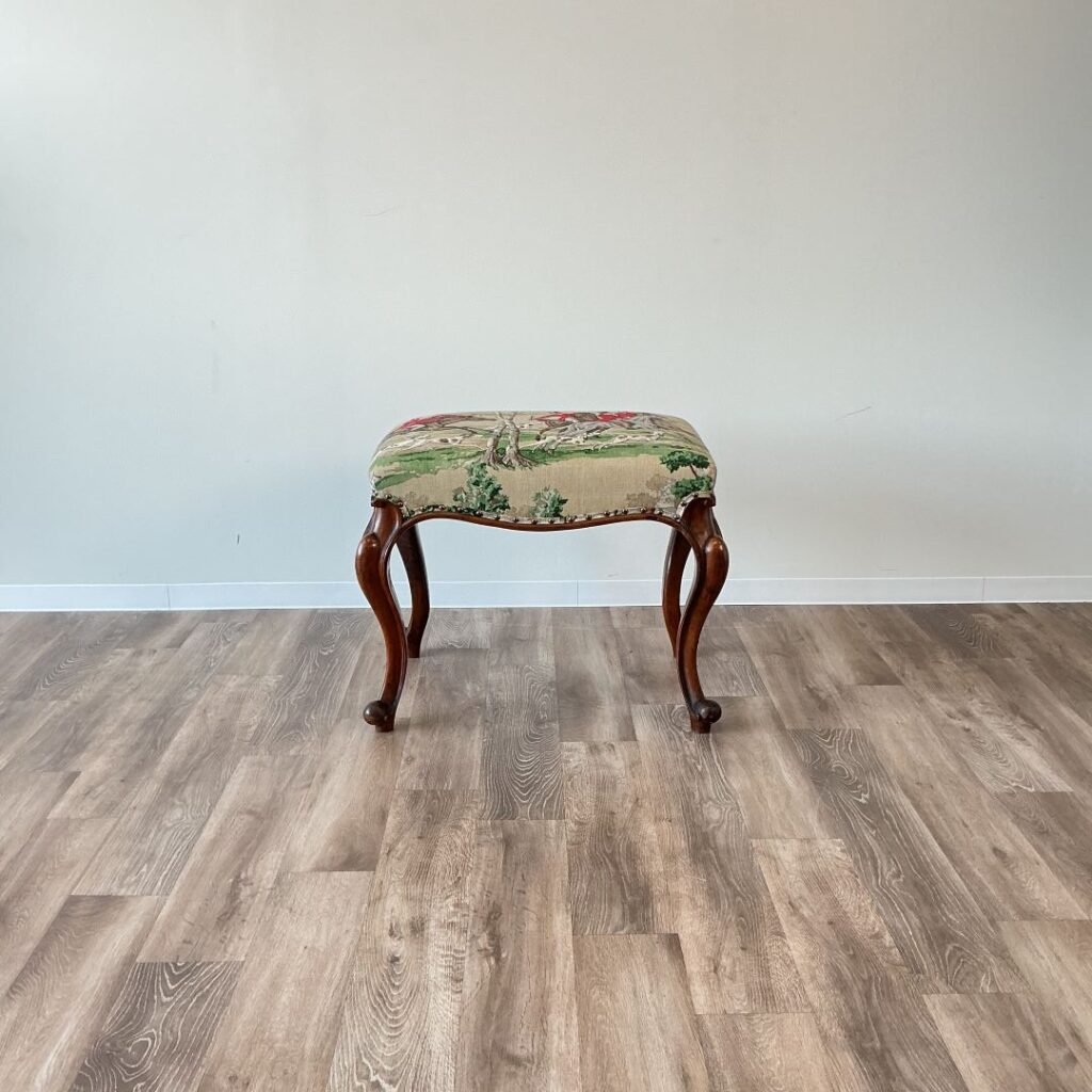 イギリスから到着したアンティークのスツール