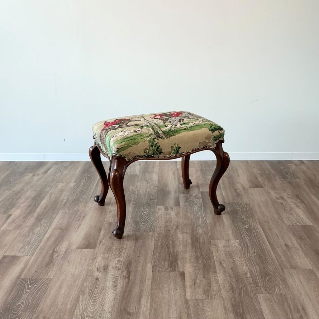 英国から届いたアンティークのスツール