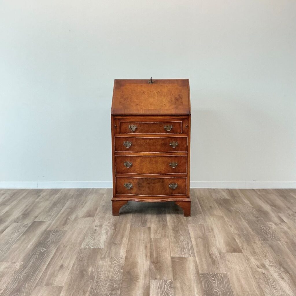 イギリスから到着したアンティークビューロー