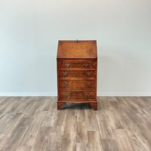 イギリスから到着したアンティークビューロー