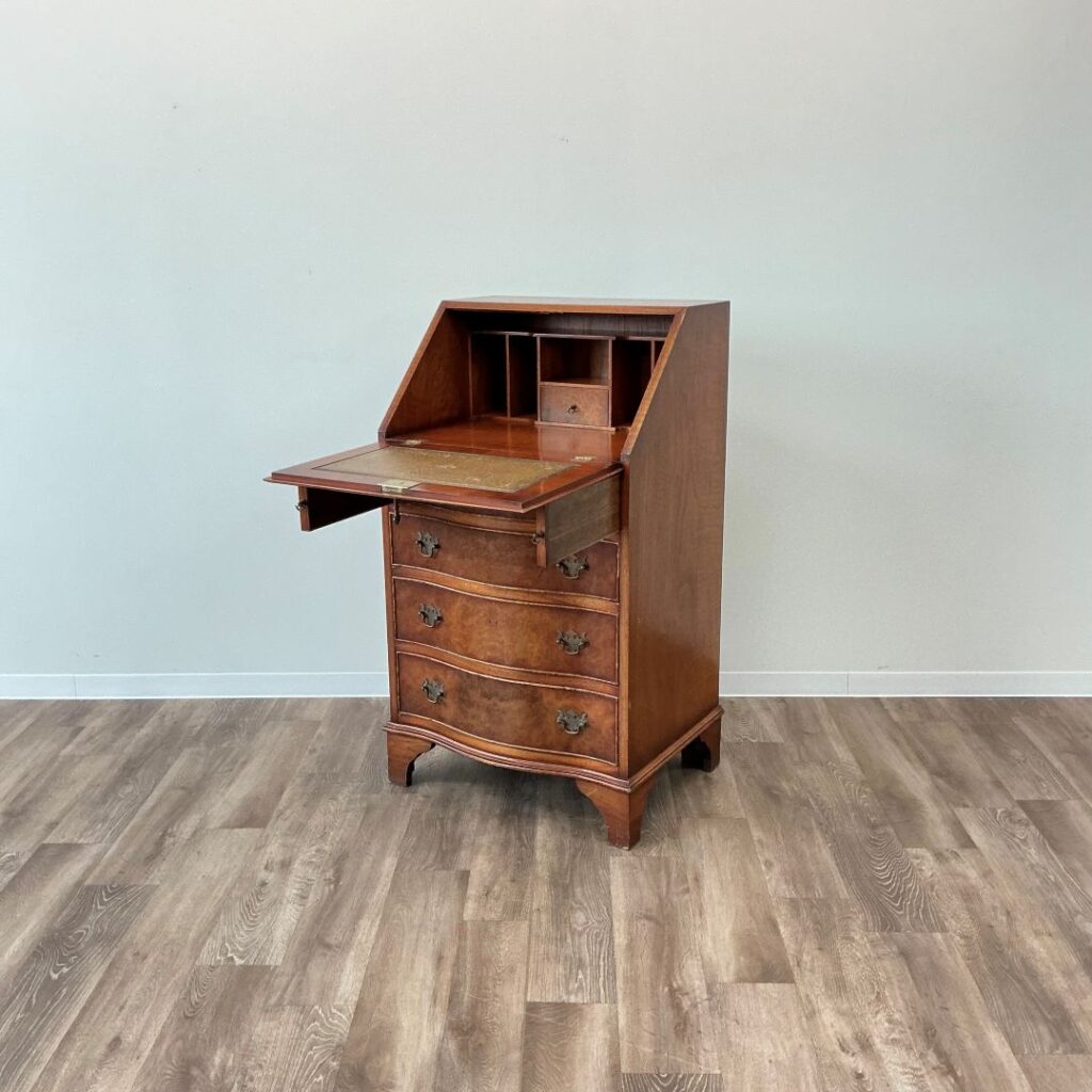 イギリスから到着したアンティークデスク