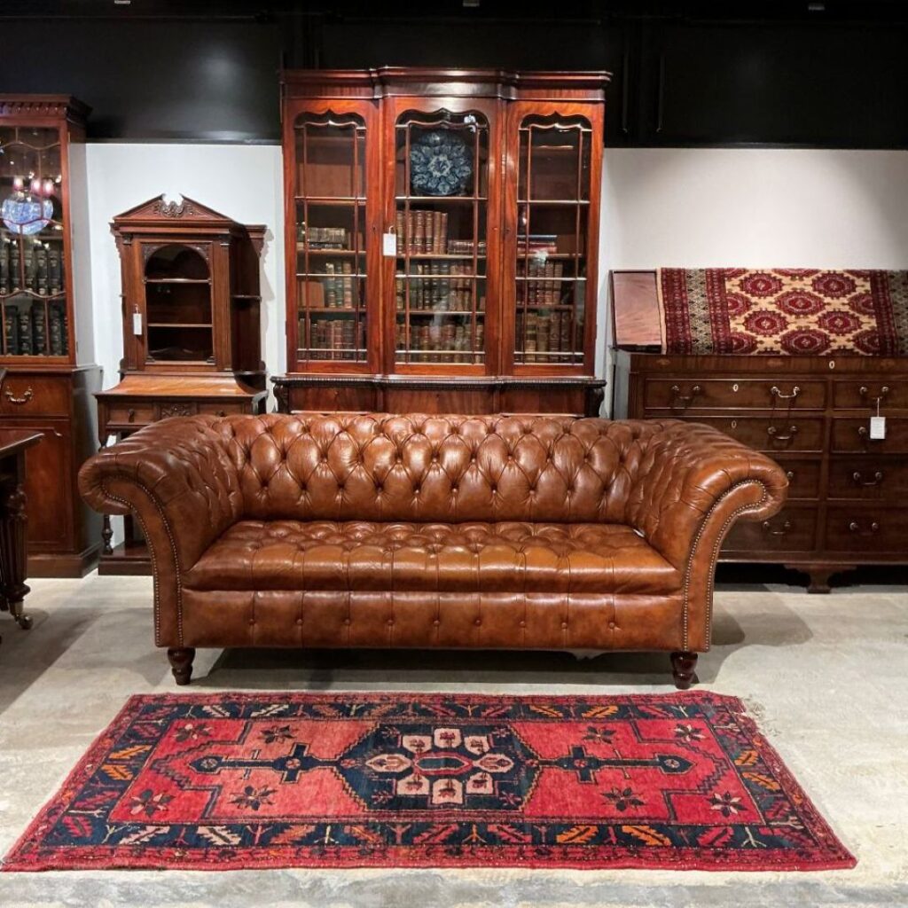 英国から到着したアンティークのチェスターフィールドソファ