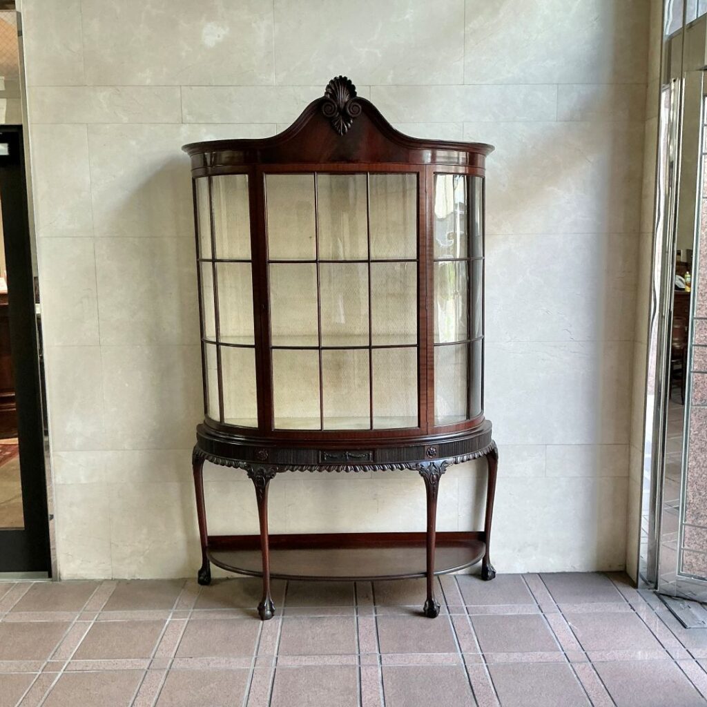 英国から届いたアンティークのガラスキャビネット