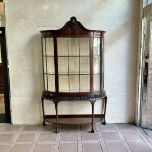英国から届いたアンティークのガラスキャビネット