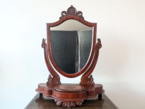 イギリスから届いたアンティークのドレッシングテーブル