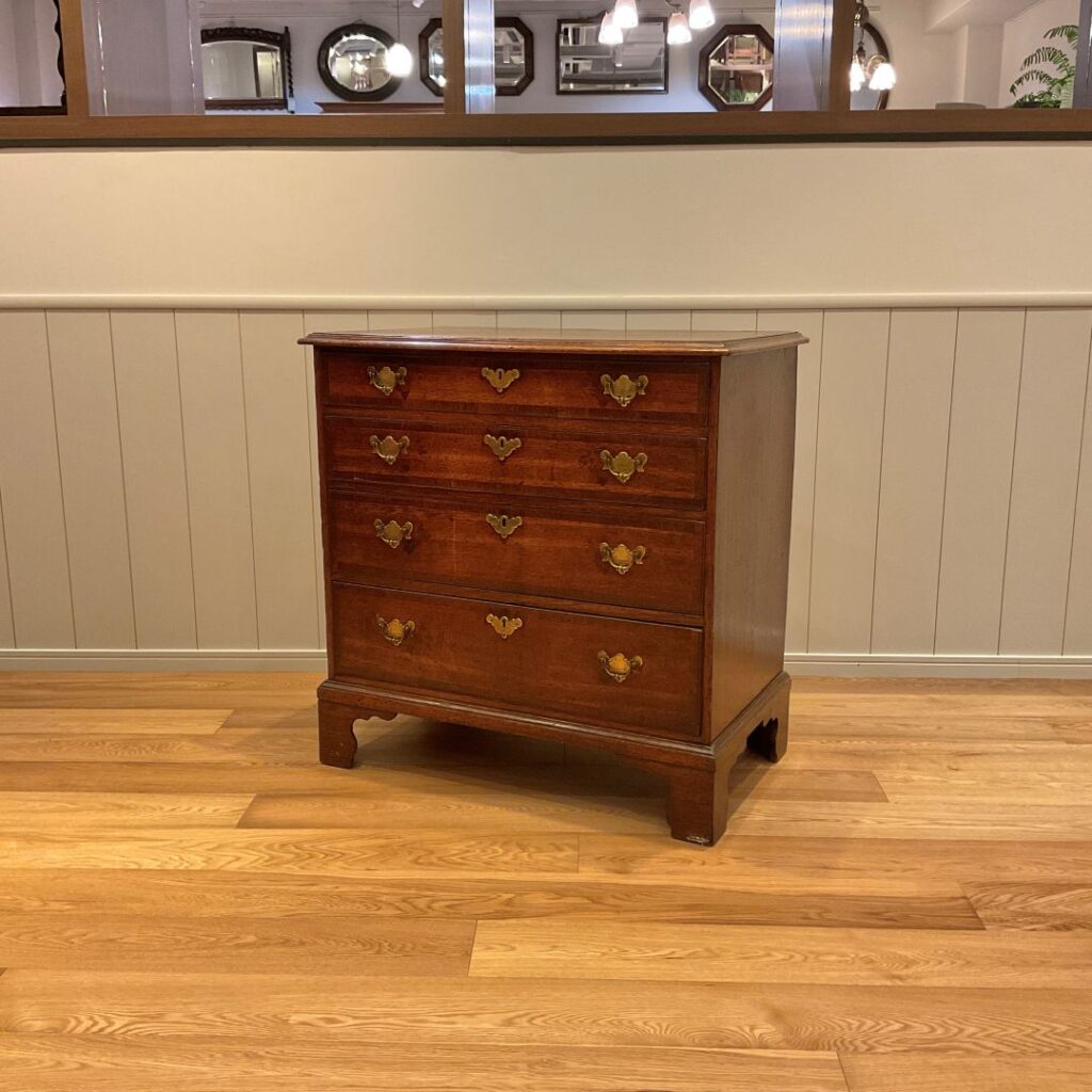 イギリスから届いたアンティークのチェスト