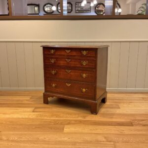 イギリスから届いたアンティークのチェスト