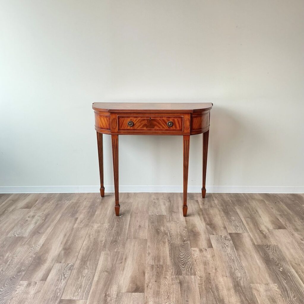 英国から届いたアンティークのホールテーブル